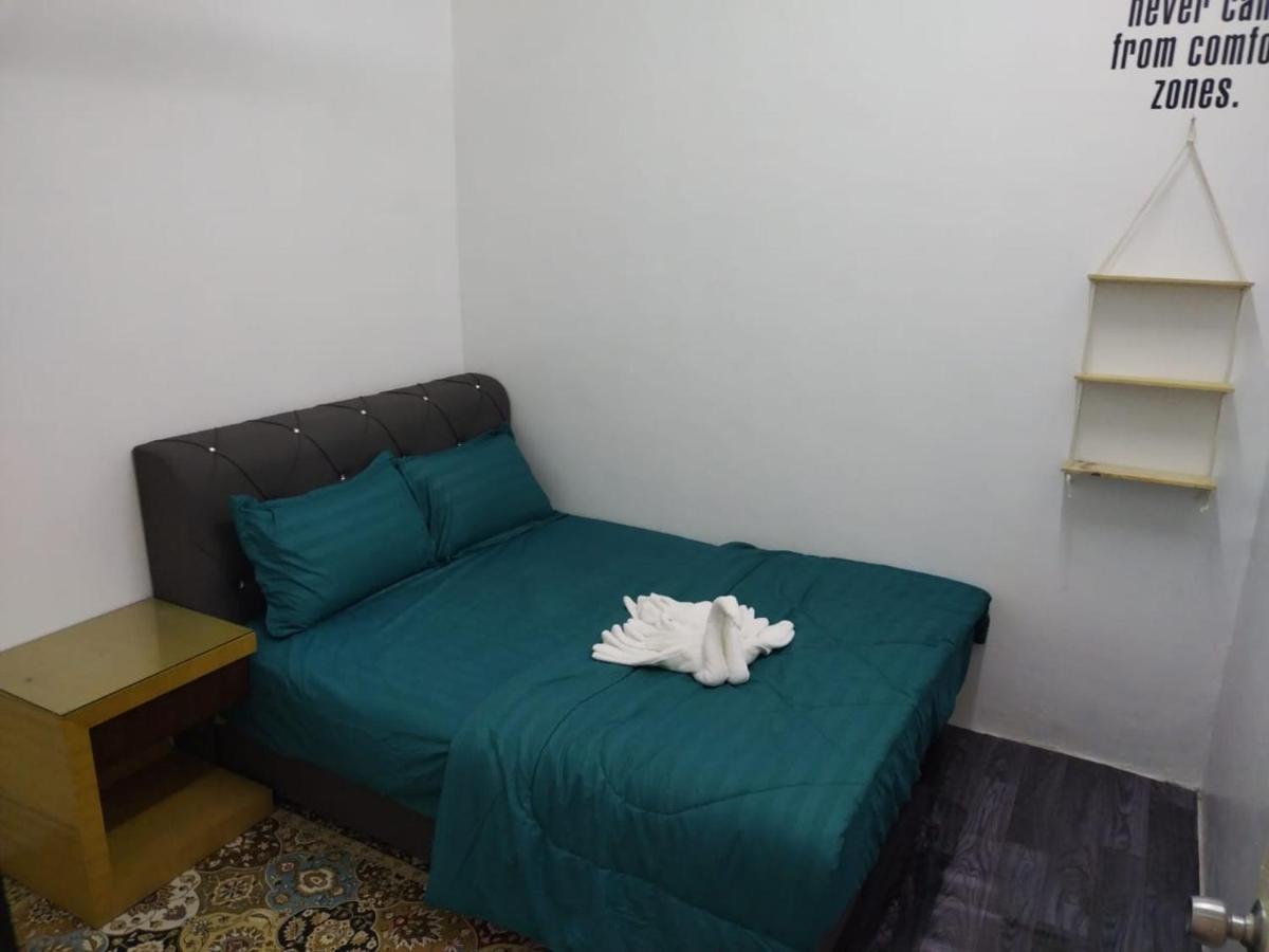Homestay Embah Ros & Embah Lek Hutan Melintang Bagian luar foto